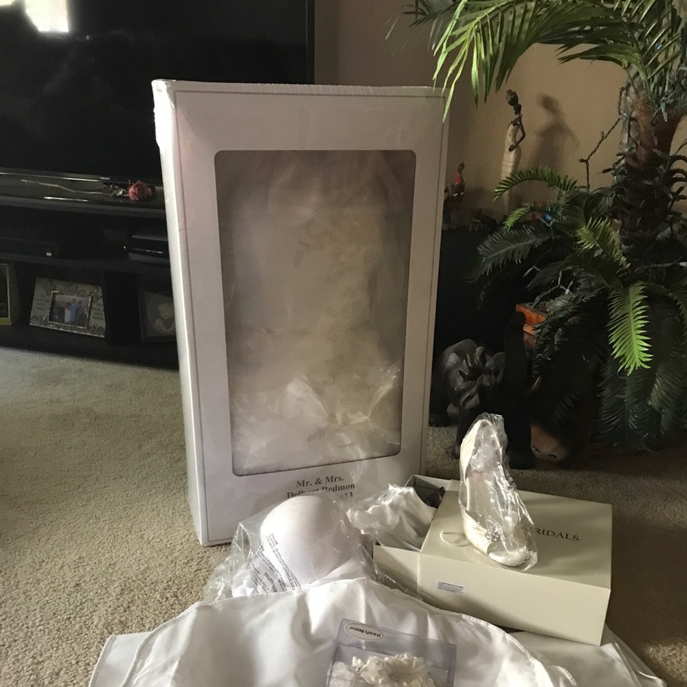 Complete wedding dress, vail, and accessories.